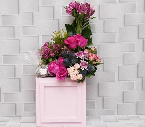 Pink Wood Decor with Chocolate and Card Printing No RS93