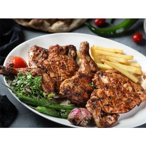 نصف دجاجة مشوية على الفحم