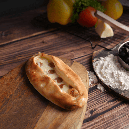 فطيرة نقانق بطاط كاتشب مايونيز