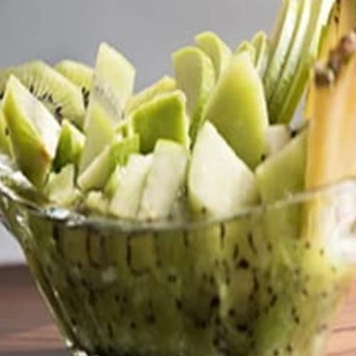 قطع اناناس وكيوي