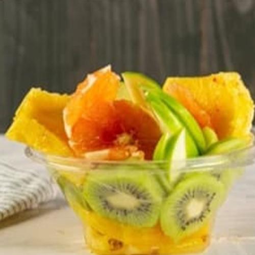 قطع افوكادو اناناس وكيوي